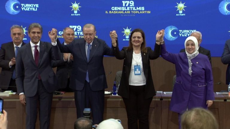 Burcu Köksal AK Parti’ye katıldı: Erdoğan rozetini taktı, ilk mesajını verdi